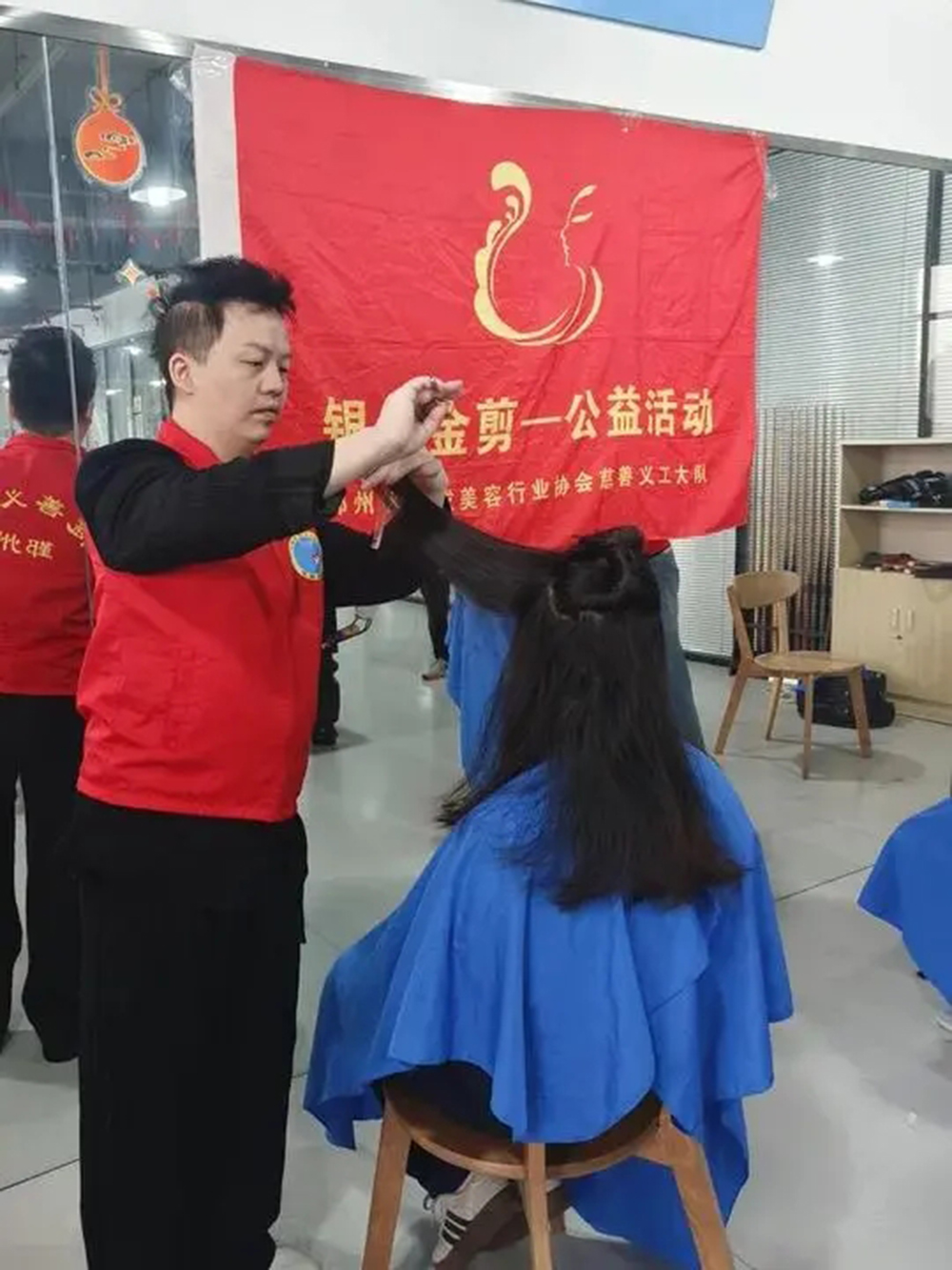 暖心义剪进企业 服务职工零距离(图2)