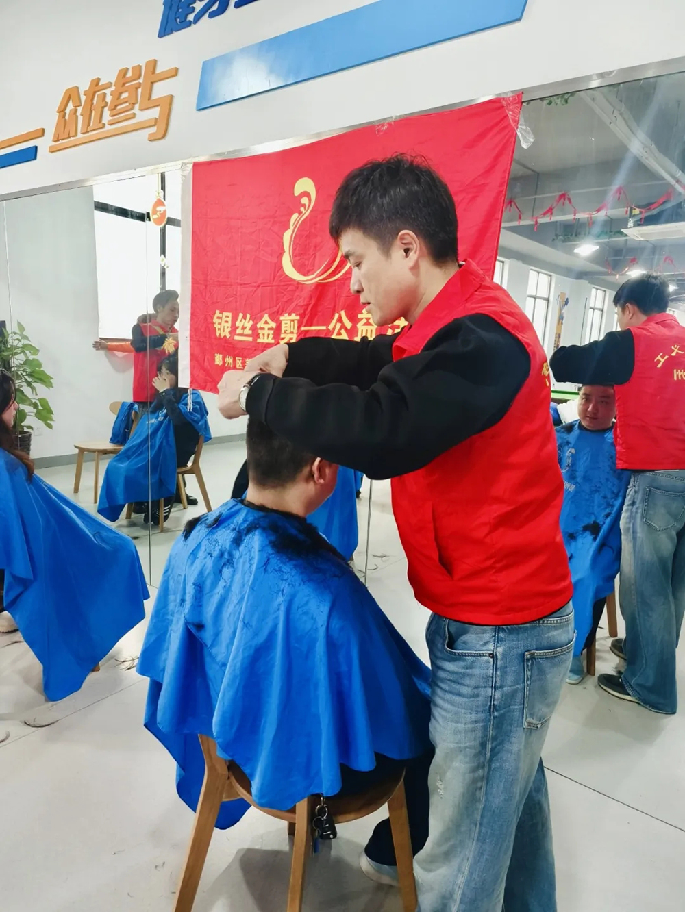 暖心义剪进企业 服务职工零距离(图1)