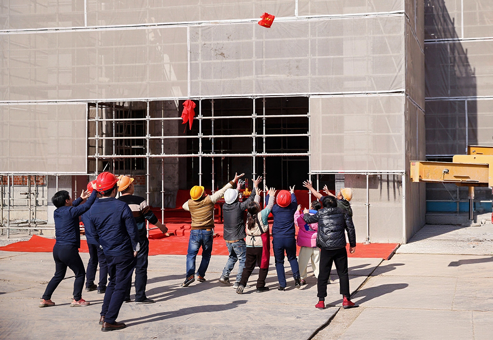 精成智控“年产 3000 万只汽车执行器生产项目”厂房喜封金顶(图4)