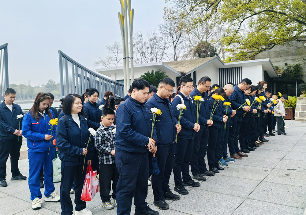 缅怀革命先烈 传承红色精神  精华股份党支部联合精成车业党支部开展清明主题党日活动(图1)