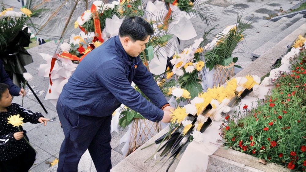 缅怀革命先烈 传承红色精神  精华股份党支部联合精成车业党支部开展清明主题党日活动(图2)