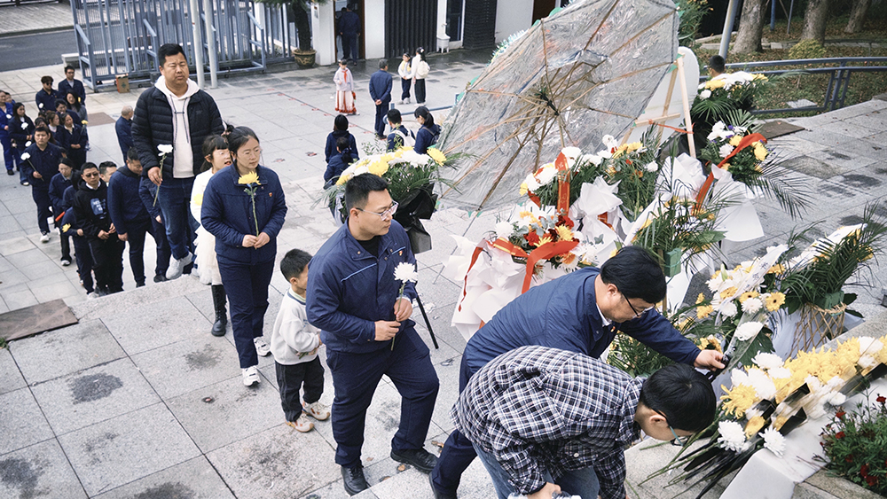 缅怀革命先烈 传承红色精神  精华股份党支部联合精成车业党支部开展清明主题党日活动(图3)